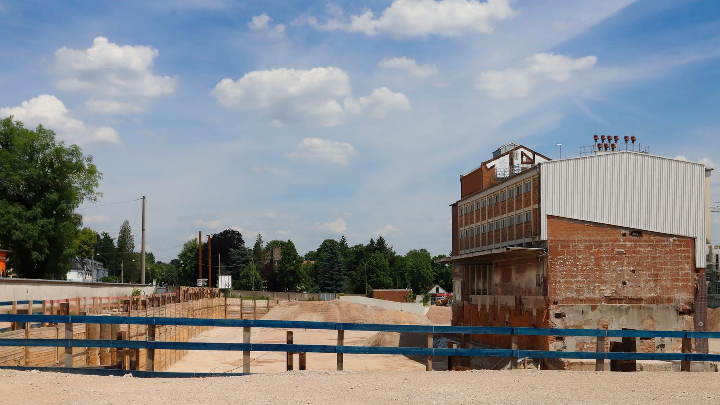 Großbaustelle „Monopol491“ in St. Jobst: Entlang der Äußeren Sulzbacher Straße (li.) entstehen die ersten 180 Wohnungen, die alte Halle (vorn) bleibt erhalten. 