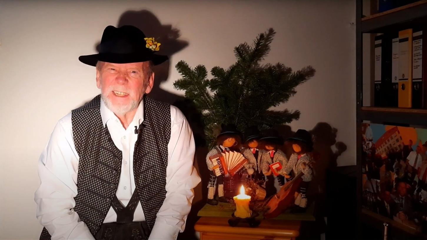 Sagenerzähler Helmut Baer vor der Kamera in seinem Studio.
Sagenerzähler Helmut Baer vor der Kamera in seinem Studio.