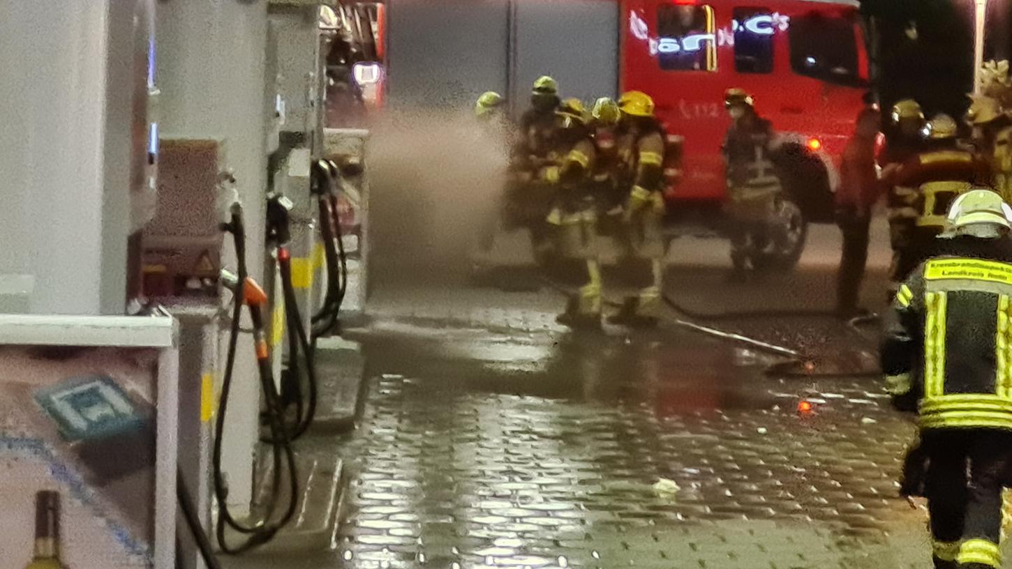 Einziger Großeinsatz während der Unwetter-Nacht, der aber gar nichts mit dem Gewitter zu tun hatte. An einer Rother Tankstelle „leckte“ ein gasbetriebener Pkw.