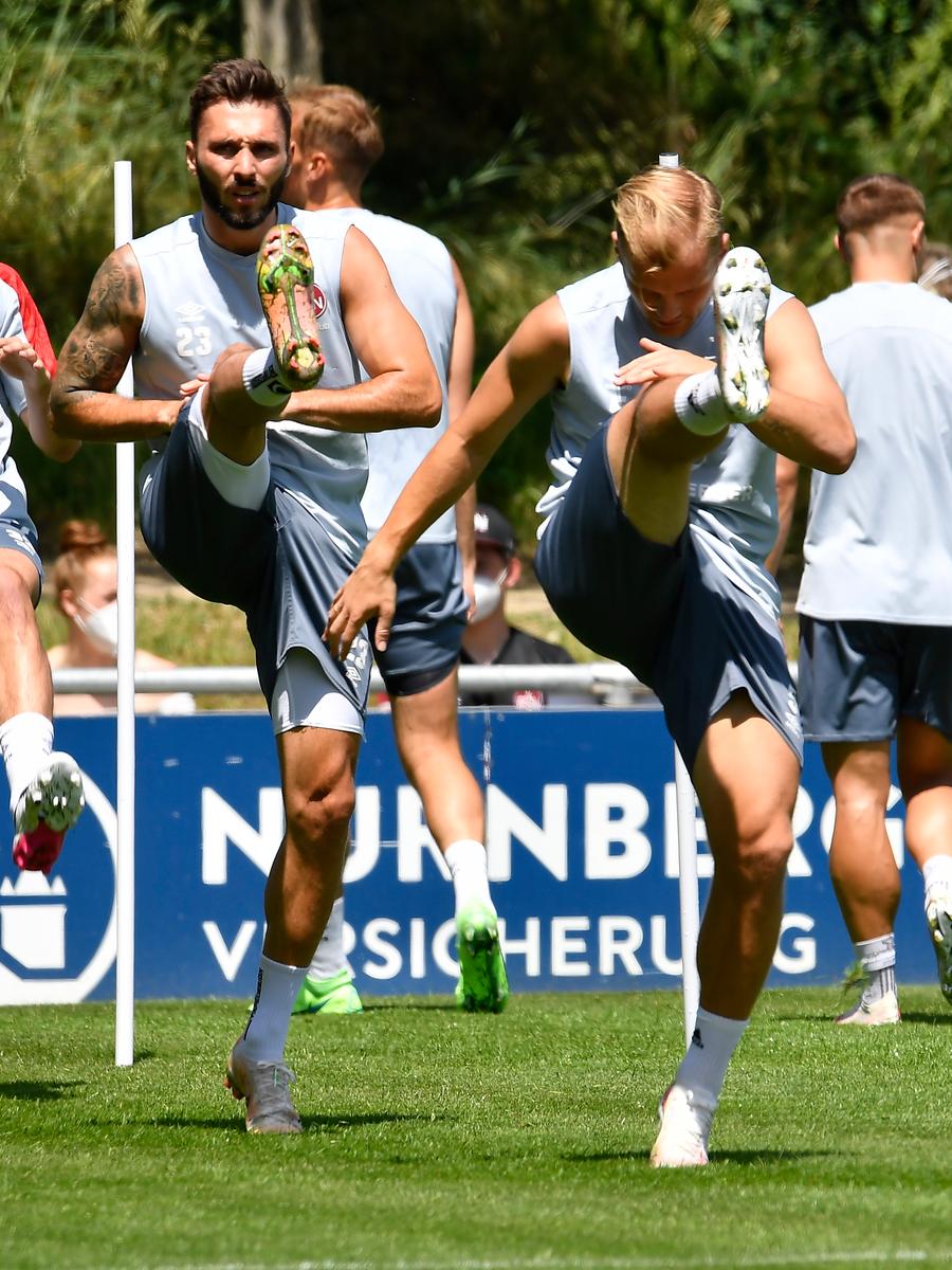 Der 1. FC Nürnberg ist nach 28 Tagen Sommerpause in das Vorbereitungstraining auf die neue Saison gestartet. Trainer Robert Klauß schickte am Montag 25 Spieler auf das Feld des fränkischen Fußball-Zweitligisten. Dabei waren auch die sechs Neuzugänge Christopher Schindler, Florian Hübner, Lino Tempelmann, Kilian Fischer, Ersatztorwart Carl Klaus und Taylan Duman, der wegen der Folgen eines Muskelfaserriss aber nur individuell trainierte. Der 1. FC Nürnberg ist nach 28 Tagen Sommerpause in das Vorbereitungstraining auf die neue Saison gestartet. Trainer Robert Klauß schickte am Montag 25 Spieler auf das Feld des fränkischen Fußball-Zweitligisten. Dabei waren auch die sechs Neuzugänge Christopher Schindler, Florian Hübner, Lino Tempelmann, Kilian Fischer, Ersatztorwart Carl Klaus und Taylan Duman, der wegen der Folgen eines Muskelfaserriss aber nur individuell trainierte.