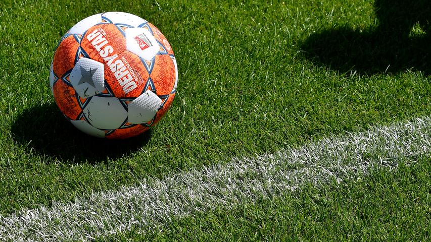 Der 1. FC Nürnberg ist nach 28 Tagen Sommerpause in das Vorbereitungstraining auf die neue Saison gestartet. Trainer Robert Klauß schickte am Montag 25 Spieler auf das Feld des fränkischen Fußball-Zweitligisten. Dabei waren auch die sechs Neuzugänge Christopher Schindler, Florian Hübner, Lino Tempelmann, Kilian Fischer, Ersatztorwart Carl Klaus und Taylan Duman, der wegen der Folgen eines Muskelfaserriss aber nur individuell trainierte. Der 1. FC Nürnberg ist nach 28 Tagen Sommerpause in das Vorbereitungstraining auf die neue Saison gestartet. Trainer Robert Klauß schickte am Montag 25 Spieler auf das Feld des fränkischen Fußball-Zweitligisten. Dabei waren auch die sechs Neuzugänge Christopher Schindler, Florian Hübner, Lino Tempelmann, Kilian Fischer, Ersatztorwart Carl Klaus und Taylan Duman, der wegen der Folgen eines Muskelfaserriss aber nur individuell trainierte.