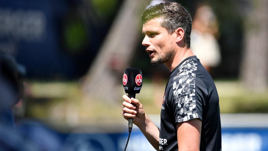 Der 1. FC Nürnberg ist nach 28 Tagen Sommerpause in das Vorbereitungstraining auf die neue Saison gestartet. Trainer Robert Klauß schickte am Montag 25 Spieler auf das Feld des fränkischen Fußball-Zweitligisten. Dabei waren auch die sechs Neuzugänge Christopher Schindler, Florian Hübner, Lino Tempelmann, Kilian Fischer, Ersatztorwart Carl Klaus und Taylan Duman, der wegen der Folgen eines Muskelfaserriss aber nur individuell trainierte. Der 1. FC Nürnberg ist nach 28 Tagen Sommerpause in das Vorbereitungstraining auf die neue Saison gestartet. Trainer Robert Klauß schickte am Montag 25 Spieler auf das Feld des fränkischen Fußball-Zweitligisten. Dabei waren auch die sechs Neuzugänge Christopher Schindler, Florian Hübner, Lino Tempelmann, Kilian Fischer, Ersatztorwart Carl Klaus und Taylan Duman, der wegen der Folgen eines Muskelfaserriss aber nur individuell trainierte.