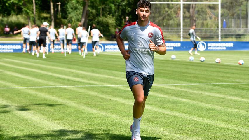 Der 1. FC Nürnberg ist nach 28 Tagen Sommerpause in das Vorbereitungstraining auf die neue Saison gestartet. Trainer Robert Klauß schickte am Montag 25 Spieler auf das Feld des fränkischen Fußball-Zweitligisten. Dabei waren auch die sechs Neuzugänge Christopher Schindler, Florian Hübner, Lino Tempelmann, Kilian Fischer, Ersatztorwart Carl Klaus und Taylan Duman, der wegen der Folgen eines Muskelfaserriss aber nur individuell trainierte. "Ich glaube, dass wir unsere ersten Hausaufgaben gut gemacht haben", sagte Sportvorstand Dieter Hecking mit dem Verweis auf den Transfermarkt. Voraussichtlich werden noch Spieler den relativ großen "Club"-Kader verlassen. Der Auftakteinheit auf Trainingsplatz 6 am Valznerweiher wohnten erstmals langem wieder Zuschauer bei – wegen Corona konnte Nürnberg aber nur 100 Fans auf das Gelände lassen. Fans, Sonne, Schweiß und Neuzugänge - wir haben alle Bilder zum großen FCN-Comeback!