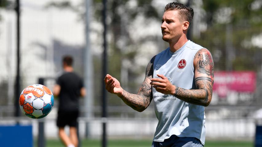 Der 1. FC Nürnberg ist nach 28 Tagen Sommerpause in das Vorbereitungstraining auf die neue Saison gestartet. Trainer Robert Klauß schickte am Montag 25 Spieler auf das Feld des fränkischen Fußball-Zweitligisten. Dabei waren auch die sechs Neuzugänge Christopher Schindler, Florian Hübner, Lino Tempelmann, Kilian Fischer, Ersatztorwart Carl Klaus und Taylan Duman, der wegen der Folgen eines Muskelfaserriss aber nur individuell trainierte. "Ich glaube, dass wir unsere ersten Hausaufgaben gut gemacht haben", sagte Sportvorstand Dieter Hecking mit dem Verweis auf den Transfermarkt. Voraussichtlich werden noch Spieler den relativ großen "Club"-Kader verlassen. Der Auftakteinheit auf Trainingsplatz 6 am Valznerweiher wohnten erstmals langem wieder Zuschauer bei – wegen Corona konnte Nürnberg aber nur 100 Fans auf das Gelände lassen. Fans, Sonne, Schweiß und Neuzugänge - wir haben alle Bilder zum großen FCN-Comeback!