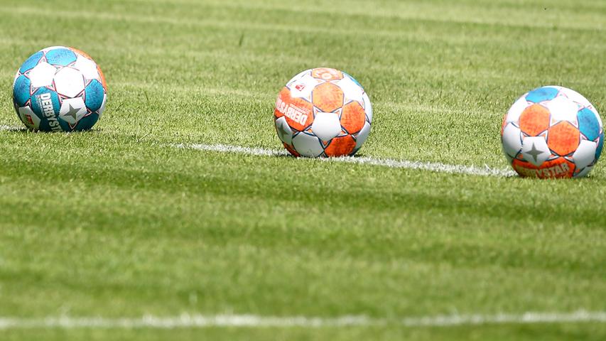 Der 1. FC Nürnberg ist nach 28 Tagen Sommerpause in das Vorbereitungstraining auf die neue Saison gestartet. Trainer Robert Klauß schickte am Montag 25 Spieler auf das Feld des fränkischen Fußball-Zweitligisten. Dabei waren auch die sechs Neuzugänge Christopher Schindler, Florian Hübner, Lino Tempelmann, Kilian Fischer, Ersatztorwart Carl Klaus und Taylan Duman, der wegen der Folgen eines Muskelfaserriss aber nur individuell trainierte. Der 1. FC Nürnberg ist nach 28 Tagen Sommerpause in das Vorbereitungstraining auf die neue Saison gestartet. Trainer Robert Klauß schickte am Montag 25 Spieler auf das Feld des fränkischen Fußball-Zweitligisten. Dabei waren auch die sechs Neuzugänge Christopher Schindler, Florian Hübner, Lino Tempelmann, Kilian Fischer, Ersatztorwart Carl Klaus und Taylan Duman, der wegen der Folgen eines Muskelfaserriss aber nur individuell trainierte.