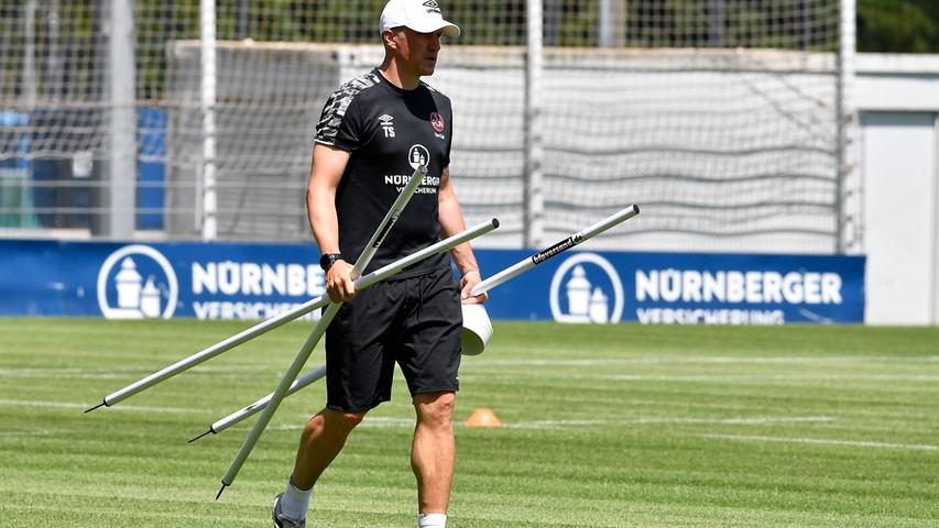 Der 1. FC Nürnberg ist nach 28 Tagen Sommerpause in das Vorbereitungstraining auf die neue Saison gestartet. Trainer Robert Klauß schickte am Montag 25 Spieler auf das Feld des fränkischen Fußball-Zweitligisten. Dabei waren auch die sechs Neuzugänge Christopher Schindler, Florian Hübner, Lino Tempelmann, Kilian Fischer, Ersatztorwart Carl Klaus und Taylan Duman, der wegen der Folgen eines Muskelfaserriss aber nur individuell trainierte. "Ich glaube, dass wir unsere ersten Hausaufgaben gut gemacht haben", sagte Sportvorstand Dieter Hecking mit dem Verweis auf den Transfermarkt. Voraussichtlich werden noch Spieler den relativ großen "Club"-Kader verlassen. Der Auftakteinheit auf Trainingsplatz 6 am Valznerweiher wohnten erstmals langem wieder Zuschauer bei – wegen Corona konnte Nürnberg aber nur 100 Fans auf das Gelände lassen. Fans, Sonne, Schweiß und Neuzugänge - wir haben alle Bilder zum großen FCN-Comeback!