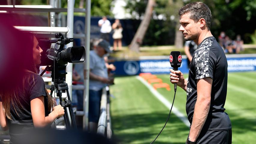 Der 1. FC Nürnberg ist nach 28 Tagen Sommerpause in das Vorbereitungstraining auf die neue Saison gestartet. Trainer Robert Klauß schickte am Montag 25 Spieler auf das Feld des fränkischen Fußball-Zweitligisten. Dabei waren auch die sechs Neuzugänge Christopher Schindler, Florian Hübner, Lino Tempelmann, Kilian Fischer, Ersatztorwart Carl Klaus und Taylan Duman, der wegen der Folgen eines Muskelfaserriss aber nur individuell trainierte. "Ich glaube, dass wir unsere ersten Hausaufgaben gut gemacht haben", sagte Sportvorstand Dieter Hecking mit dem Verweis auf den Transfermarkt. Voraussichtlich werden noch Spieler den relativ großen "Club"-Kader verlassen. Der Auftakteinheit auf Trainingsplatz 6 am Valznerweiher wohnten erstmals langem wieder Zuschauer bei – wegen Corona konnte Nürnberg aber nur 100 Fans auf das Gelände lassen. Fans, Sonne, Schweiß und Neuzugänge - wir haben alle Bilder zum großen FCN-Comeback!