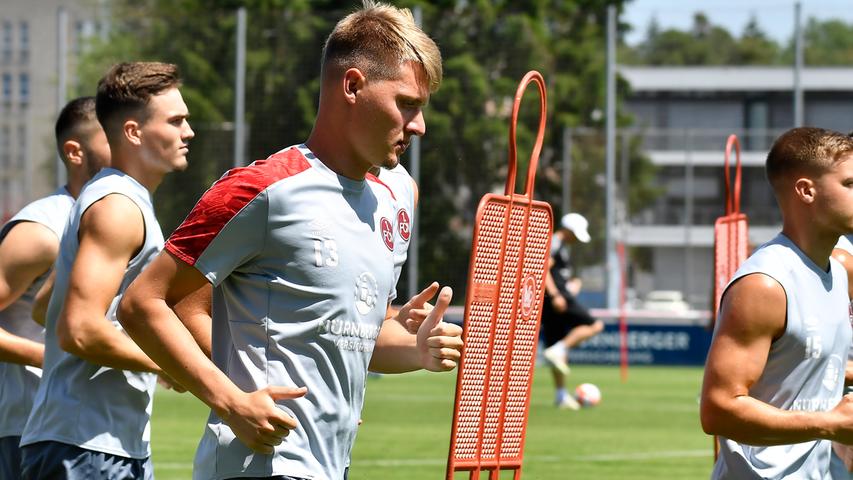 Der 1. FC Nürnberg ist nach 28 Tagen Sommerpause in das Vorbereitungstraining auf die neue Saison gestartet. Trainer Robert Klauß schickte am Montag 25 Spieler auf das Feld des fränkischen Fußball-Zweitligisten. Dabei waren auch die sechs Neuzugänge Christopher Schindler, Florian Hübner, Lino Tempelmann, Kilian Fischer, Ersatztorwart Carl Klaus und Taylan Duman, der wegen der Folgen eines Muskelfaserriss aber nur individuell trainierte. "Ich glaube, dass wir unsere ersten Hausaufgaben gut gemacht haben", sagte Sportvorstand Dieter Hecking mit dem Verweis auf den Transfermarkt. Voraussichtlich werden noch Spieler den relativ großen "Club"-Kader verlassen. Der Auftakteinheit auf Trainingsplatz 6 am Valznerweiher wohnten erstmals langem wieder Zuschauer bei – wegen Corona konnte Nürnberg aber nur 100 Fans auf das Gelände lassen. Fans, Sonne, Schweiß und Neuzugänge - wir haben alle Bilder zum großen FCN-Comeback!