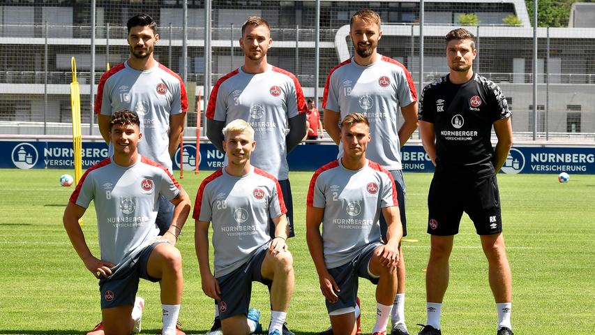 Der 1. FC Nürnberg ist nach 28 Tagen Sommerpause in das Vorbereitungstraining auf die neue Saison gestartet. Trainer Robert Klauß schickte am Montag 25 Spieler auf das Feld des fränkischen Fußball-Zweitligisten. Dabei waren auch die sechs Neuzugänge Christopher Schindler, Florian Hübner, Lino Tempelmann, Kilian Fischer, Ersatztorwart Carl Klaus und Taylan Duman, der wegen der Folgen eines Muskelfaserriss aber nur individuell trainierte. "Ich glaube, dass wir unsere ersten Hausaufgaben gut gemacht haben", sagte Sportvorstand Dieter Hecking mit dem Verweis auf den Transfermarkt. Voraussichtlich werden noch Spieler den relativ großen "Club"-Kader verlassen. Der Auftakteinheit auf Trainingsplatz 6 am Valznerweiher wohnten erstmals langem wieder Zuschauer bei – wegen Corona konnte Nürnberg aber nur 100 Fans auf das Gelände lassen. Fans, Sonne, Schweiß und Neuzugänge - wir haben alle Bilder zum großen FCN-Comeback!