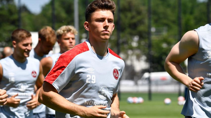 Der 1. FC Nürnberg ist nach 28 Tagen Sommerpause in das Vorbereitungstraining auf die neue Saison gestartet. Trainer Robert Klauß schickte am Montag 25 Spieler auf das Feld des fränkischen Fußball-Zweitligisten. Dabei waren auch die sechs Neuzugänge Christopher Schindler, Florian Hübner, Lino Tempelmann, Kilian Fischer, Ersatztorwart Carl Klaus und Taylan Duman, der wegen der Folgen eines Muskelfaserriss aber nur individuell trainierte. Der 1. FC Nürnberg ist nach 28 Tagen Sommerpause in das Vorbereitungstraining auf die neue Saison gestartet. Trainer Robert Klauß schickte am Montag 25 Spieler auf das Feld des fränkischen Fußball-Zweitligisten. Dabei waren auch die sechs Neuzugänge Christopher Schindler, Florian Hübner, Lino Tempelmann, Kilian Fischer, Ersatztorwart Carl Klaus und Taylan Duman, der wegen der Folgen eines Muskelfaserriss aber nur individuell trainierte.