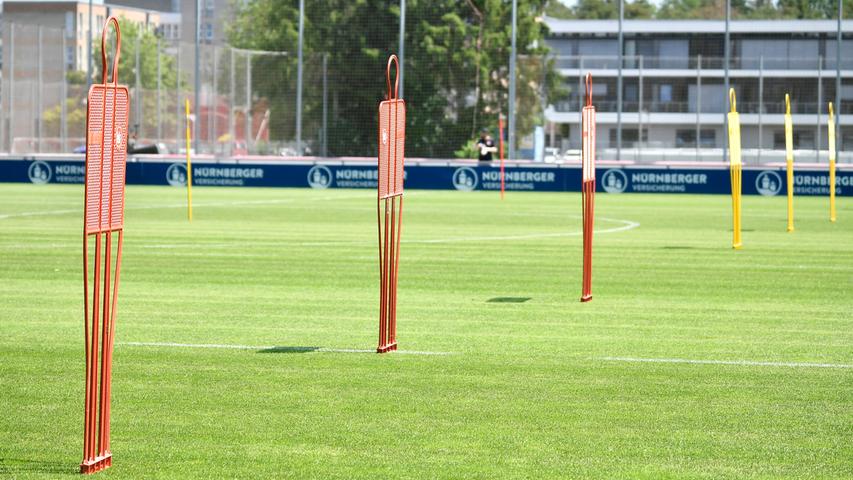 Der 1. FC Nürnberg ist nach 28 Tagen Sommerpause in das Vorbereitungstraining auf die neue Saison gestartet. Trainer Robert Klauß schickte am Montag 25 Spieler auf das Feld des fränkischen Fußball-Zweitligisten. Dabei waren auch die sechs Neuzugänge Christopher Schindler, Florian Hübner, Lino Tempelmann, Kilian Fischer, Ersatztorwart Carl Klaus und Taylan Duman, der wegen der Folgen eines Muskelfaserriss aber nur individuell trainierte. "Ich glaube, dass wir unsere ersten Hausaufgaben gut gemacht haben", sagte Sportvorstand Dieter Hecking mit dem Verweis auf den Transfermarkt. Voraussichtlich werden noch Spieler den relativ großen "Club"-Kader verlassen. Der Auftakteinheit auf Trainingsplatz 6 am Valznerweiher wohnten erstmals langem wieder Zuschauer bei – wegen Corona konnte Nürnberg aber nur 100 Fans auf das Gelände lassen. Fans, Sonne, Schweiß und Neuzugänge - wir haben alle Bilder zum großen FCN-Comeback!