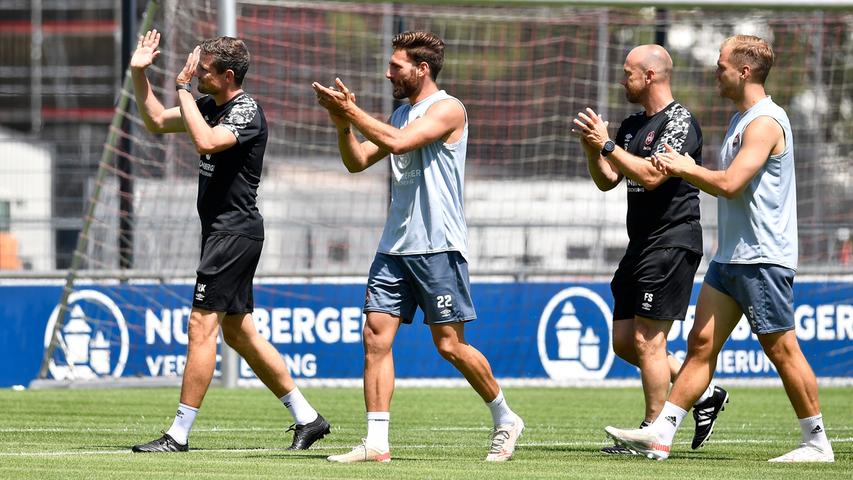 Der 1. FC Nürnberg ist nach 28 Tagen Sommerpause in das Vorbereitungstraining auf die neue Saison gestartet. Trainer Robert Klauß schickte am Montag 25 Spieler auf das Feld des fränkischen Fußball-Zweitligisten. Dabei waren auch die sechs Neuzugänge Christopher Schindler, Florian Hübner, Lino Tempelmann, Kilian Fischer, Ersatztorwart Carl Klaus und Taylan Duman, der wegen der Folgen eines Muskelfaserriss aber nur individuell trainierte. "Ich glaube, dass wir unsere ersten Hausaufgaben gut gemacht haben", sagte Sportvorstand Dieter Hecking mit dem Verweis auf den Transfermarkt. Voraussichtlich werden noch Spieler den relativ großen "Club"-Kader verlassen. Der Auftakteinheit auf Trainingsplatz 6 am Valznerweiher wohnten erstmals langem wieder Zuschauer bei – wegen Corona konnte Nürnberg aber nur 100 Fans auf das Gelände lassen. Fans, Sonne, Schweiß und Neuzugänge - wir haben alle Bilder zum großen FCN-Comeback!