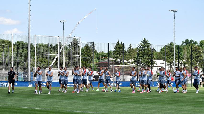 Der 1. FC Nürnberg ist nach 28 Tagen Sommerpause in das Vorbereitungstraining auf die neue Saison gestartet. Trainer Robert Klauß schickte am Montag 25 Spieler auf das Feld des fränkischen Fußball-Zweitligisten. Dabei waren auch die sechs Neuzugänge Christopher Schindler, Florian Hübner, Lino Tempelmann, Kilian Fischer, Ersatztorwart Carl Klaus und Taylan Duman, der wegen der Folgen eines Muskelfaserriss aber nur individuell trainierte. "Ich glaube, dass wir unsere ersten Hausaufgaben gut gemacht haben", sagte Sportvorstand Dieter Hecking mit dem Verweis auf den Transfermarkt. Voraussichtlich werden noch Spieler den relativ großen "Club"-Kader verlassen. Der Auftakteinheit auf Trainingsplatz 6 am Valznerweiher wohnten erstmals langem wieder Zuschauer bei – wegen Corona konnte Nürnberg aber nur 100 Fans auf das Gelände lassen. Fans, Sonne, Schweiß und Neuzugänge - wir haben alle Bilder zum großen FCN-Comeback!