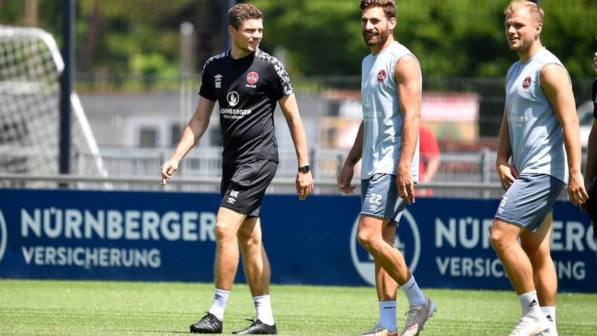 Der 1. FC Nürnberg ist nach 28 Tagen Sommerpause in das Vorbereitungstraining auf die neue Saison gestartet. Trainer Robert Klauß schickte am Montag 25 Spieler auf das Feld des fränkischen Fußball-Zweitligisten. Dabei waren auch die sechs Neuzugänge Christopher Schindler, Florian Hübner, Lino Tempelmann, Kilian Fischer, Ersatztorwart Carl Klaus und Taylan Duman, der wegen der Folgen eines Muskelfaserriss aber nur individuell trainierte. Der 1. FC Nürnberg ist nach 28 Tagen Sommerpause in das Vorbereitungstraining auf die neue Saison gestartet. Trainer Robert Klauß schickte am Montag 25 Spieler auf das Feld des fränkischen Fußball-Zweitligisten. Dabei waren auch die sechs Neuzugänge Christopher Schindler, Florian Hübner, Lino Tempelmann, Kilian Fischer, Ersatztorwart Carl Klaus und Taylan Duman, der wegen der Folgen eines Muskelfaserriss aber nur individuell trainierte.