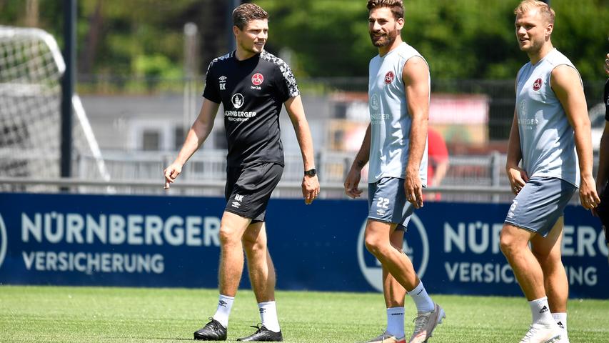 Der 1. FC Nürnberg ist nach 28 Tagen Sommerpause in das Vorbereitungstraining auf die neue Saison gestartet. Trainer Robert Klauß schickte am Montag 25 Spieler auf das Feld des fränkischen Fußball-Zweitligisten. Dabei waren auch die sechs Neuzugänge Christopher Schindler, Florian Hübner, Lino Tempelmann, Kilian Fischer, Ersatztorwart Carl Klaus und Taylan Duman, der wegen der Folgen eines Muskelfaserriss aber nur individuell trainierte. "Ich glaube, dass wir unsere ersten Hausaufgaben gut gemacht haben", sagte Sportvorstand Dieter Hecking mit dem Verweis auf den Transfermarkt. Voraussichtlich werden noch Spieler den relativ großen "Club"-Kader verlassen. Der Auftakteinheit auf Trainingsplatz 6 am Valznerweiher wohnten erstmals langem wieder Zuschauer bei – wegen Corona konnte Nürnberg aber nur 100 Fans auf das Gelände lassen. Fans, Sonne, Schweiß und Neuzugänge - wir haben alle Bilder zum großen FCN-Comeback!