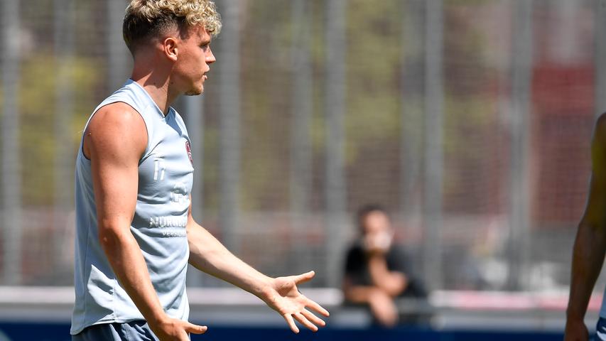 Der 1. FC Nürnberg ist nach 28 Tagen Sommerpause in das Vorbereitungstraining auf die neue Saison gestartet. Trainer Robert Klauß schickte am Montag 25 Spieler auf das Feld des fränkischen Fußball-Zweitligisten. Dabei waren auch die sechs Neuzugänge Christopher Schindler, Florian Hübner, Lino Tempelmann, Kilian Fischer, Ersatztorwart Carl Klaus und Taylan Duman, der wegen der Folgen eines Muskelfaserriss aber nur individuell trainierte. "Ich glaube, dass wir unsere ersten Hausaufgaben gut gemacht haben", sagte Sportvorstand Dieter Hecking mit dem Verweis auf den Transfermarkt. Voraussichtlich werden noch Spieler den relativ großen "Club"-Kader verlassen. Der Auftakteinheit auf Trainingsplatz 6 am Valznerweiher wohnten erstmals langem wieder Zuschauer bei – wegen Corona konnte Nürnberg aber nur 100 Fans auf das Gelände lassen. Fans, Sonne, Schweiß und Neuzugänge - wir haben alle Bilder zum großen FCN-Comeback!