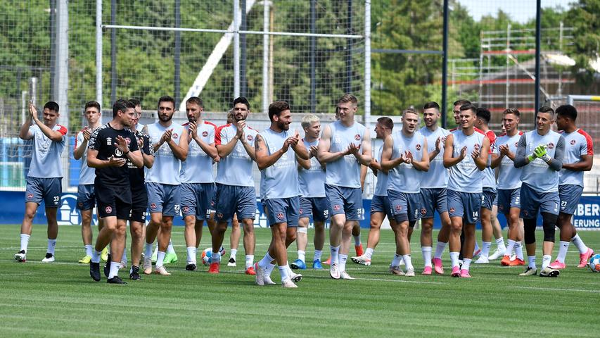 Der 1. FC Nürnberg ist nach 28 Tagen Sommerpause in das Vorbereitungstraining auf die neue Saison gestartet. Trainer Robert Klauß schickte am Montag 25 Spieler auf das Feld des fränkischen Fußball-Zweitligisten. Dabei waren auch die sechs Neuzugänge Christopher Schindler, Florian Hübner, Lino Tempelmann, Kilian Fischer, Ersatztorwart Carl Klaus und Taylan Duman, der wegen der Folgen eines Muskelfaserriss aber nur individuell trainierte. "Ich glaube, dass wir unsere ersten Hausaufgaben gut gemacht haben", sagte Sportvorstand Dieter Hecking mit dem Verweis auf den Transfermarkt. Voraussichtlich werden noch Spieler den relativ großen "Club"-Kader verlassen. Der Auftakteinheit auf Trainingsplatz 6 am Valznerweiher wohnten erstmals langem wieder Zuschauer bei – wegen Corona konnte Nürnberg aber nur 100 Fans auf das Gelände lassen. Fans, Sonne, Schweiß und Neuzugänge - wir haben alle Bilder zum großen FCN-Comeback!