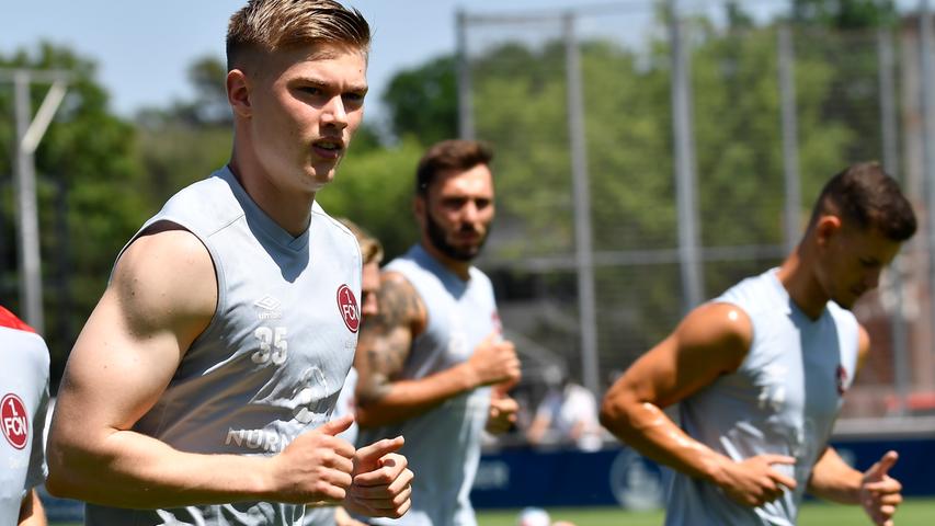 Der 1. FC Nürnberg ist nach 28 Tagen Sommerpause in das Vorbereitungstraining auf die neue Saison gestartet. Trainer Robert Klauß schickte am Montag 25 Spieler auf das Feld des fränkischen Fußball-Zweitligisten. Dabei waren auch die sechs Neuzugänge Christopher Schindler, Florian Hübner, Lino Tempelmann, Kilian Fischer, Ersatztorwart Carl Klaus und Taylan Duman, der wegen der Folgen eines Muskelfaserriss aber nur individuell trainierte. "Ich glaube, dass wir unsere ersten Hausaufgaben gut gemacht haben", sagte Sportvorstand Dieter Hecking mit dem Verweis auf den Transfermarkt. Voraussichtlich werden noch Spieler den relativ großen "Club"-Kader verlassen. Der Auftakteinheit auf Trainingsplatz 6 am Valznerweiher wohnten erstmals langem wieder Zuschauer bei – wegen Corona konnte Nürnberg aber nur 100 Fans auf das Gelände lassen. Fans, Sonne, Schweiß und Neuzugänge - wir haben alle Bilder zum großen FCN-Comeback!