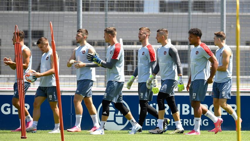 Der 1. FC Nürnberg ist nach 28 Tagen Sommerpause in das Vorbereitungstraining auf die neue Saison gestartet. Trainer Robert Klauß schickte am Montag 25 Spieler auf das Feld des fränkischen Fußball-Zweitligisten. Dabei waren auch die sechs Neuzugänge Christopher Schindler, Florian Hübner, Lino Tempelmann, Kilian Fischer, Ersatztorwart Carl Klaus und Taylan Duman, der wegen der Folgen eines Muskelfaserriss aber nur individuell trainierte. "Ich glaube, dass wir unsere ersten Hausaufgaben gut gemacht haben", sagte Sportvorstand Dieter Hecking mit dem Verweis auf den Transfermarkt. Voraussichtlich werden noch Spieler den relativ großen "Club"-Kader verlassen. Der Auftakteinheit auf Trainingsplatz 6 am Valznerweiher wohnten erstmals langem wieder Zuschauer bei – wegen Corona konnte Nürnberg aber nur 100 Fans auf das Gelände lassen. Fans, Sonne, Schweiß und Neuzugänge - wir haben alle Bilder zum großen FCN-Comeback!