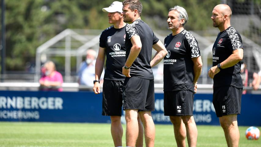 Der 1. FC Nürnberg ist nach 28 Tagen Sommerpause in das Vorbereitungstraining auf die neue Saison gestartet. Trainer Robert Klauß schickte am Montag 25 Spieler auf das Feld des fränkischen Fußball-Zweitligisten. Dabei waren auch die sechs Neuzugänge Christopher Schindler, Florian Hübner, Lino Tempelmann, Kilian Fischer, Ersatztorwart Carl Klaus und Taylan Duman, der wegen der Folgen eines Muskelfaserriss aber nur individuell trainierte. "Ich glaube, dass wir unsere ersten Hausaufgaben gut gemacht haben", sagte Sportvorstand Dieter Hecking mit dem Verweis auf den Transfermarkt. Voraussichtlich werden noch Spieler den relativ großen "Club"-Kader verlassen. Der Auftakteinheit auf Trainingsplatz 6 am Valznerweiher wohnten erstmals langem wieder Zuschauer bei – wegen Corona konnte Nürnberg aber nur 100 Fans auf das Gelände lassen. Fans, Sonne, Schweiß und Neuzugänge - wir haben alle Bilder zum großen FCN-Comeback!