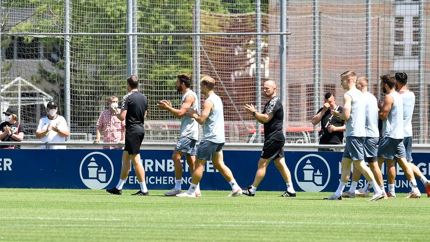 Der 1. FC Nürnberg ist nach 28 Tagen Sommerpause in das Vorbereitungstraining auf die neue Saison gestartet. Trainer Robert Klauß schickte am Montag 25 Spieler auf das Feld des fränkischen Fußball-Zweitligisten. Dabei waren auch die sechs Neuzugänge Christopher Schindler, Florian Hübner, Lino Tempelmann, Kilian Fischer, Ersatztorwart Carl Klaus und Taylan Duman, der wegen der Folgen eines Muskelfaserriss aber nur individuell trainierte. "Ich glaube, dass wir unsere ersten Hausaufgaben gut gemacht haben", sagte Sportvorstand Dieter Hecking mit dem Verweis auf den Transfermarkt. Voraussichtlich werden noch Spieler den relativ großen "Club"-Kader verlassen. Der Auftakteinheit auf Trainingsplatz 6 am Valznerweiher wohnten erstmals langem wieder Zuschauer bei – wegen Corona konnte Nürnberg aber nur 100 Fans auf das Gelände lassen. Fans, Sonne, Schweiß und Neuzugänge - wir haben alle Bilder zum großen FCN-Comeback!