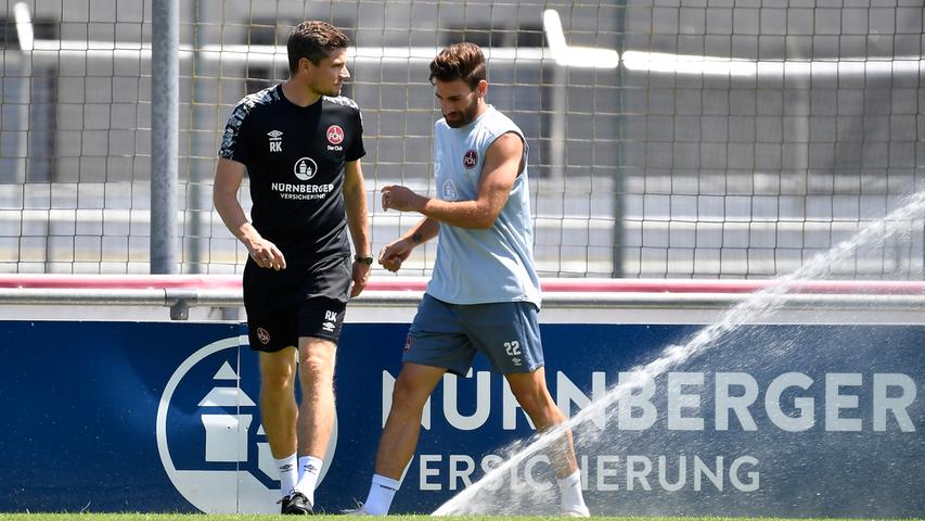 Der 1. FC Nürnberg ist nach 28 Tagen Sommerpause in das Vorbereitungstraining auf die neue Saison gestartet. Trainer Robert Klauß schickte am Montag 25 Spieler auf das Feld des fränkischen Fußball-Zweitligisten. Dabei waren auch die sechs Neuzugänge Christopher Schindler, Florian Hübner, Lino Tempelmann, Kilian Fischer, Ersatztorwart Carl Klaus und Taylan Duman, der wegen der Folgen eines Muskelfaserriss aber nur individuell trainierte. "Ich glaube, dass wir unsere ersten Hausaufgaben gut gemacht haben", sagte Sportvorstand Dieter Hecking mit dem Verweis auf den Transfermarkt. Voraussichtlich werden noch Spieler den relativ großen "Club"-Kader verlassen. Der Auftakteinheit auf Trainingsplatz 6 am Valznerweiher wohnten erstmals langem wieder Zuschauer bei – wegen Corona konnte Nürnberg aber nur 100 Fans auf das Gelände lassen. Fans, Sonne, Schweiß und Neuzugänge - wir haben alle Bilder zum großen FCN-Comeback!