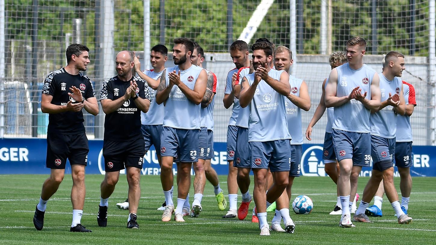 Applaus mit Klauß: Unter der Anleitung seines jungen Cheftrainers bereitet sich der Altmeister bereits seit ein paar Tagen auf die anspruchsvolle Zweitliga-Saison 2021/22 vor. Applaus mit Klauß: Unter der Anleitung seines jungen Cheftrainers bereitet sich der Altmeister bereits seit ein paar Tagen auf die anspruchsvolle Zweitliga-Saison 2021/22 vor.