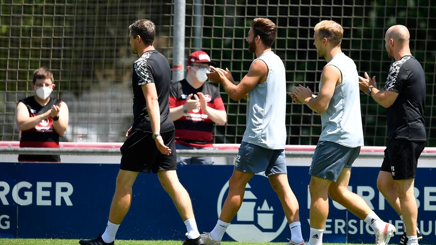 Der 1. FC Nürnberg ist nach 28 Tagen Sommerpause in das Vorbereitungstraining auf die neue Saison gestartet. Trainer Robert Klauß schickte am Montag 25 Spieler auf das Feld des fränkischen Fußball-Zweitligisten. Dabei waren auch die sechs Neuzugänge Christopher Schindler, Florian Hübner, Lino Tempelmann, Kilian Fischer, Ersatztorwart Carl Klaus und Taylan Duman, der wegen der Folgen eines Muskelfaserriss aber nur individuell trainierte. "Ich glaube, dass wir unsere ersten Hausaufgaben gut gemacht haben", sagte Sportvorstand Dieter Hecking mit dem Verweis auf den Transfermarkt. Voraussichtlich werden noch Spieler den relativ großen "Club"-Kader verlassen. Der Auftakteinheit auf Trainingsplatz 6 am Valznerweiher wohnten erstmals langem wieder Zuschauer bei – wegen Corona konnte Nürnberg aber nur 100 Fans auf das Gelände lassen. Fans, Sonne, Schweiß und Neuzugänge - wir haben alle Bilder zum großen FCN-Comeback!