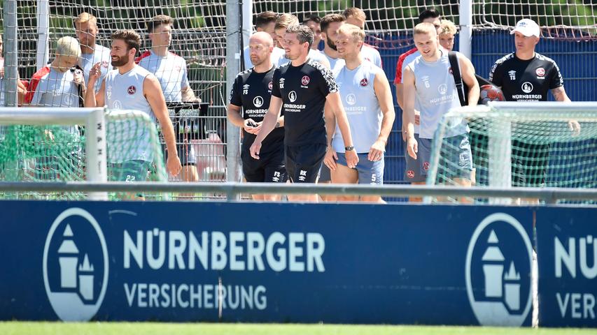 Der 1. FC Nürnberg ist nach 28 Tagen Sommerpause in das Vorbereitungstraining auf die neue Saison gestartet. Trainer Robert Klauß schickte am Montag 25 Spieler auf das Feld des fränkischen Fußball-Zweitligisten. Dabei waren auch die sechs Neuzugänge Christopher Schindler, Florian Hübner, Lino Tempelmann, Kilian Fischer, Ersatztorwart Carl Klaus und Taylan Duman, der wegen der Folgen eines Muskelfaserriss aber nur individuell trainierte. "Ich glaube, dass wir unsere ersten Hausaufgaben gut gemacht haben", sagte Sportvorstand Dieter Hecking mit dem Verweis auf den Transfermarkt. Voraussichtlich werden noch Spieler den relativ großen "Club"-Kader verlassen. Der Auftakteinheit auf Trainingsplatz 6 am Valznerweiher wohnten erstmals langem wieder Zuschauer bei – wegen Corona konnte Nürnberg aber nur 100 Fans auf das Gelände lassen. Fans, Sonne, Schweiß und Neuzugänge - wir haben alle Bilder zum großen FCN-Comeback!