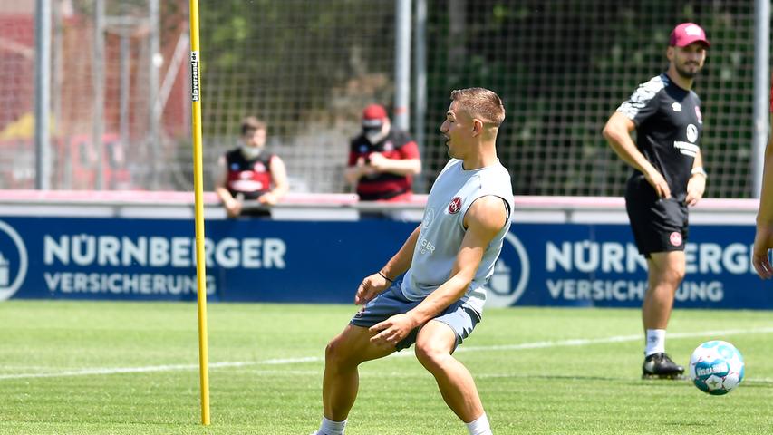 Der 1. FC Nürnberg ist nach 28 Tagen Sommerpause in das Vorbereitungstraining auf die neue Saison gestartet. Trainer Robert Klauß schickte am Montag 25 Spieler auf das Feld des fränkischen Fußball-Zweitligisten. Dabei waren auch die sechs Neuzugänge Christopher Schindler, Florian Hübner, Lino Tempelmann, Kilian Fischer, Ersatztorwart Carl Klaus und Taylan Duman, der wegen der Folgen eines Muskelfaserriss aber nur individuell trainierte. "Ich glaube, dass wir unsere ersten Hausaufgaben gut gemacht haben", sagte Sportvorstand Dieter Hecking mit dem Verweis auf den Transfermarkt. Voraussichtlich werden noch Spieler den relativ großen "Club"-Kader verlassen. Der Auftakteinheit auf Trainingsplatz 6 am Valznerweiher wohnten erstmals langem wieder Zuschauer bei – wegen Corona konnte Nürnberg aber nur 100 Fans auf das Gelände lassen. Fans, Sonne, Schweiß und Neuzugänge - wir haben alle Bilder zum großen FCN-Comeback!