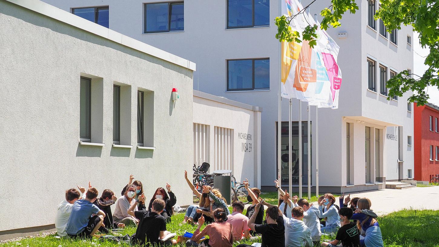 Eine Schulklasse der Michaelschule in Rostock beim Lernen im Freien. Open-Air-Unterricht fordern auch Eltern in Bayern.