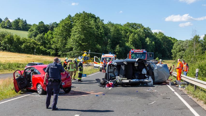 Am Nachmittag versuchte ein Mann zwischen Reckenneusig und Reckendorf mit seinem Auto einen Lastwagen zu überholen und übersah dabei den Gegenverkehr. Er kollidierte mit einem entgegenkommenden Audi.