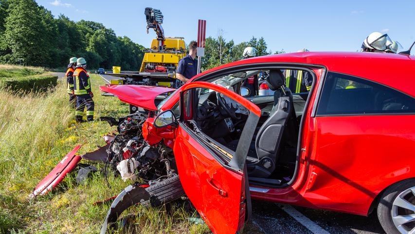 Sowohl der Unfallverursacher als auch die Fahrerin des entgegenkommenden Autos wurden schwer verletzt. 