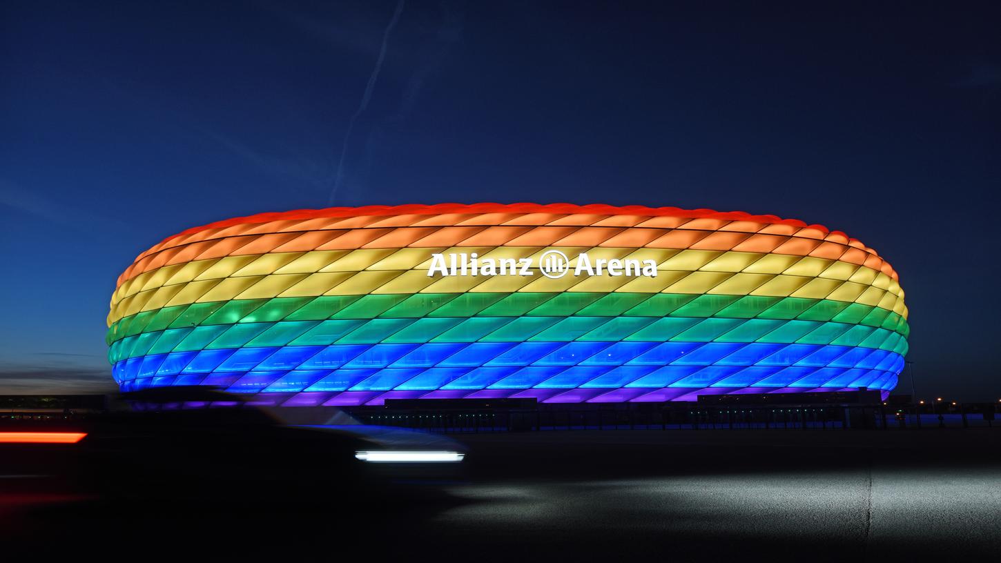  Die Hülle der Allianz Arena leuchtet anlässlich des Christopher Street Days in Regenbogenfarben.