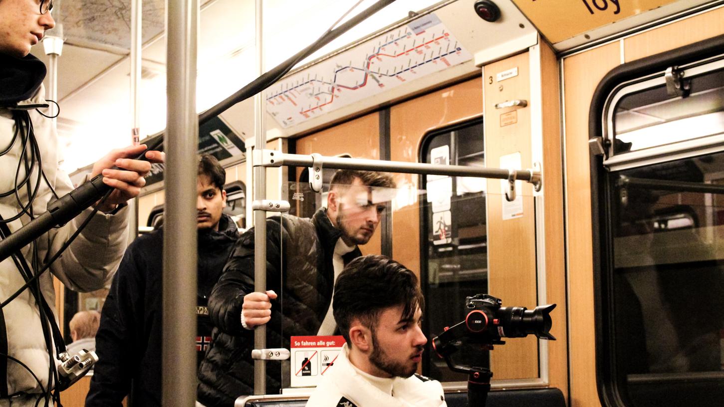 Nick (an der Kamera) und Tim (hinter ihm) Gruber während des Drehs einer U-Bahn-Szene in Nick (an der Kamera) und Tim (hinter ihm) Gruber während des Drehs einer U-Bahn-Szene in