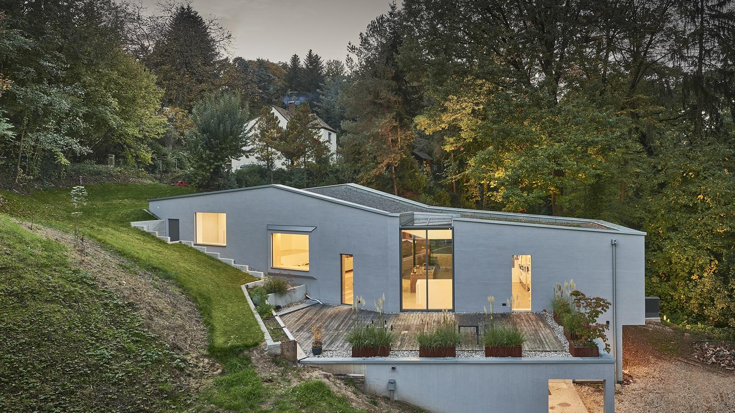 "Das Haus im Hang" vom Erlanger Architekturbüro Gräßel ARCHITEKTEN wurde für die Architekturen 2021 ausgewählt. Foto: peters-fotodesign.com