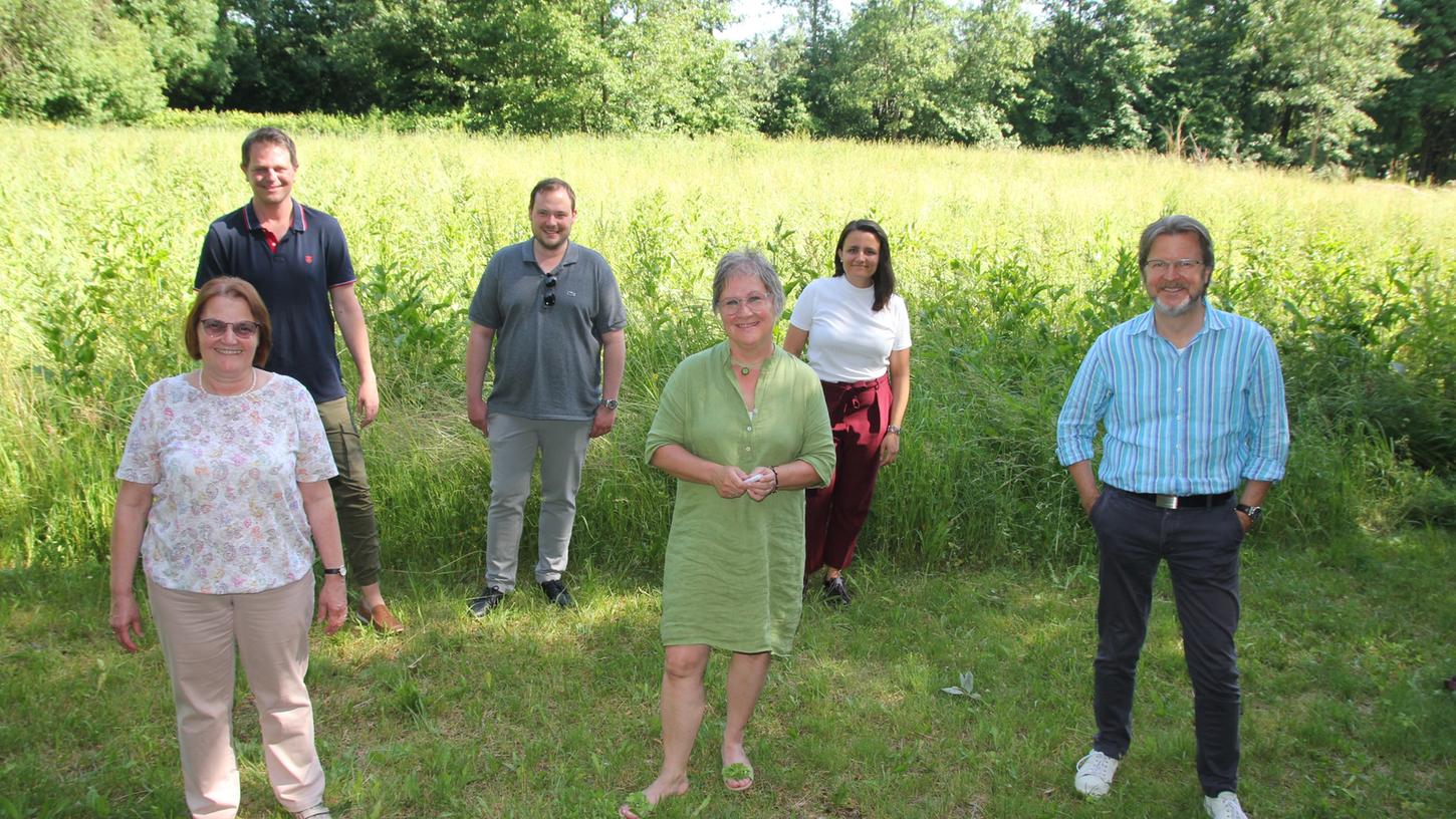 Renate Kellermann, Martin Meier, Georg Kellermann, Rita Großhauser, Anna Lehrer und Ralf Mützel (v.l.) vom Amt für Nachhaltigkeit beim Ortstermin auf dem Grundstück, auf dem bald der "Interkulturelle Garten" realisiert werden soll.