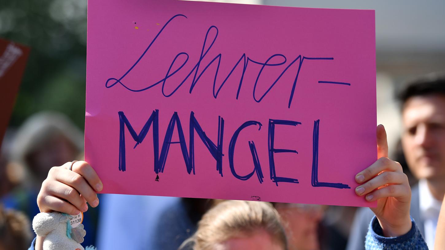 Nicht nur in Nürnberg, auch in anderen deutschen Städten wie hier in Erfurt gingen Lehrkräfte vor dem Ausbruch der Pandemie auf die Straße, um auf ihre Situation aufmerksam zu machen.
Nicht nur in Nürnberg, auch in anderen deutschen Städten wie hier in Erfurt gingen Lehrkräfte vor dem Ausbruch der Pandemie auf die Straße, um auf ihre Situation aufmerksam zu machen.