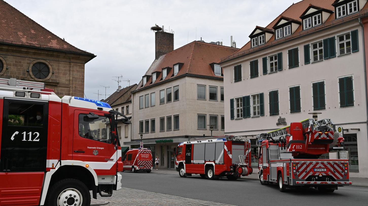 Die Feuerwehr rückte am 20. Juni 2021 mit schwerem Atemschutz zum Einsatz in der Erlanger Innenstadt an, doch es war glücklicherweise nur ein Fehlalarm. 