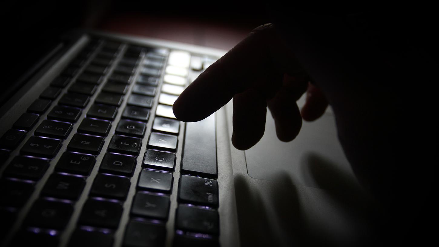 Die Cyberkriminalität nimmt zu. Immer mehr Privatleute werden Opfer von Betrügern im Internet. Die Cyberkriminalität nimmt zu. Immer mehr Privatleute werden Opfer von Betrügern im Internet.