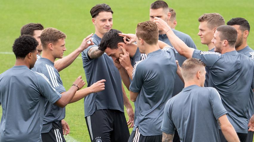 Hummels wird von seinen Mitspielern in beim Abschlusstraining der Mannschaft vor dem Spiel gegen Ungarn am Ohr geschnippt.