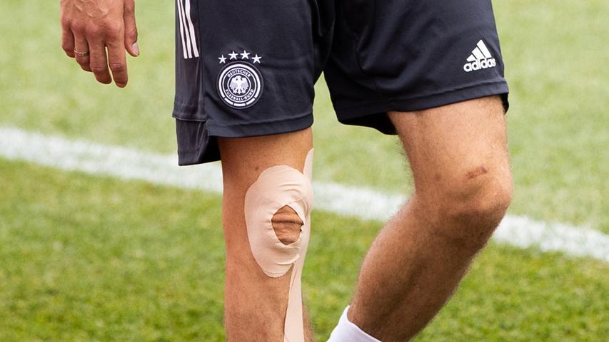 Thomas Müller kommt mit Tapeverband am Knie zum Lauftraining.
