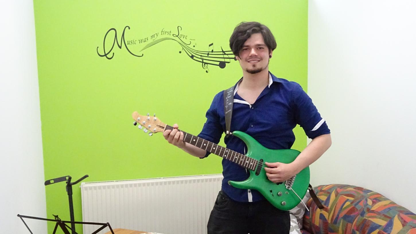 Sebastian Laue mit seiner eigens angefertigten E-Gitarre für Linkshänder. Der 26-Jährige ist der neue Schulleiter der Music Academy König.
