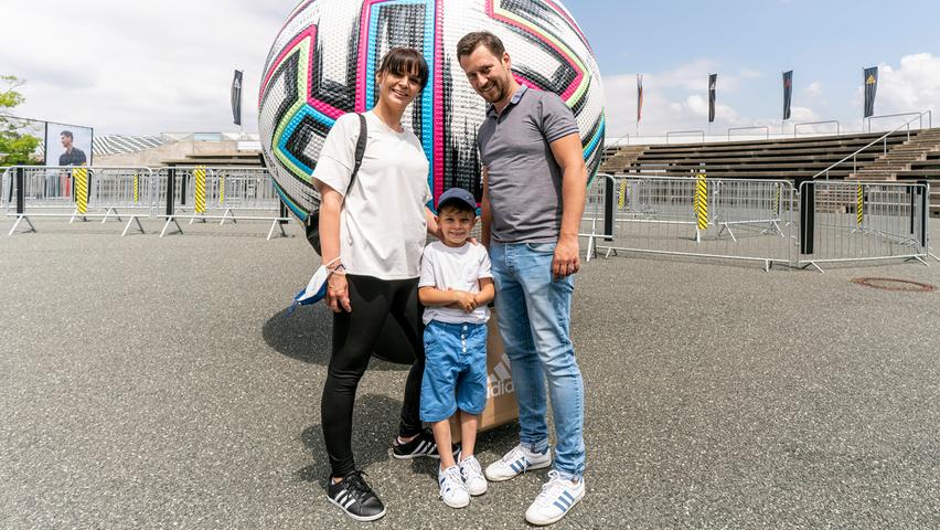 Melanie, Mias und Martin Neumann aus Schneeberg im Erzgebirge haben sich bei Adidas auch Sportsachen gekauft - inklusive eines EM-Balls für den Kleinen.