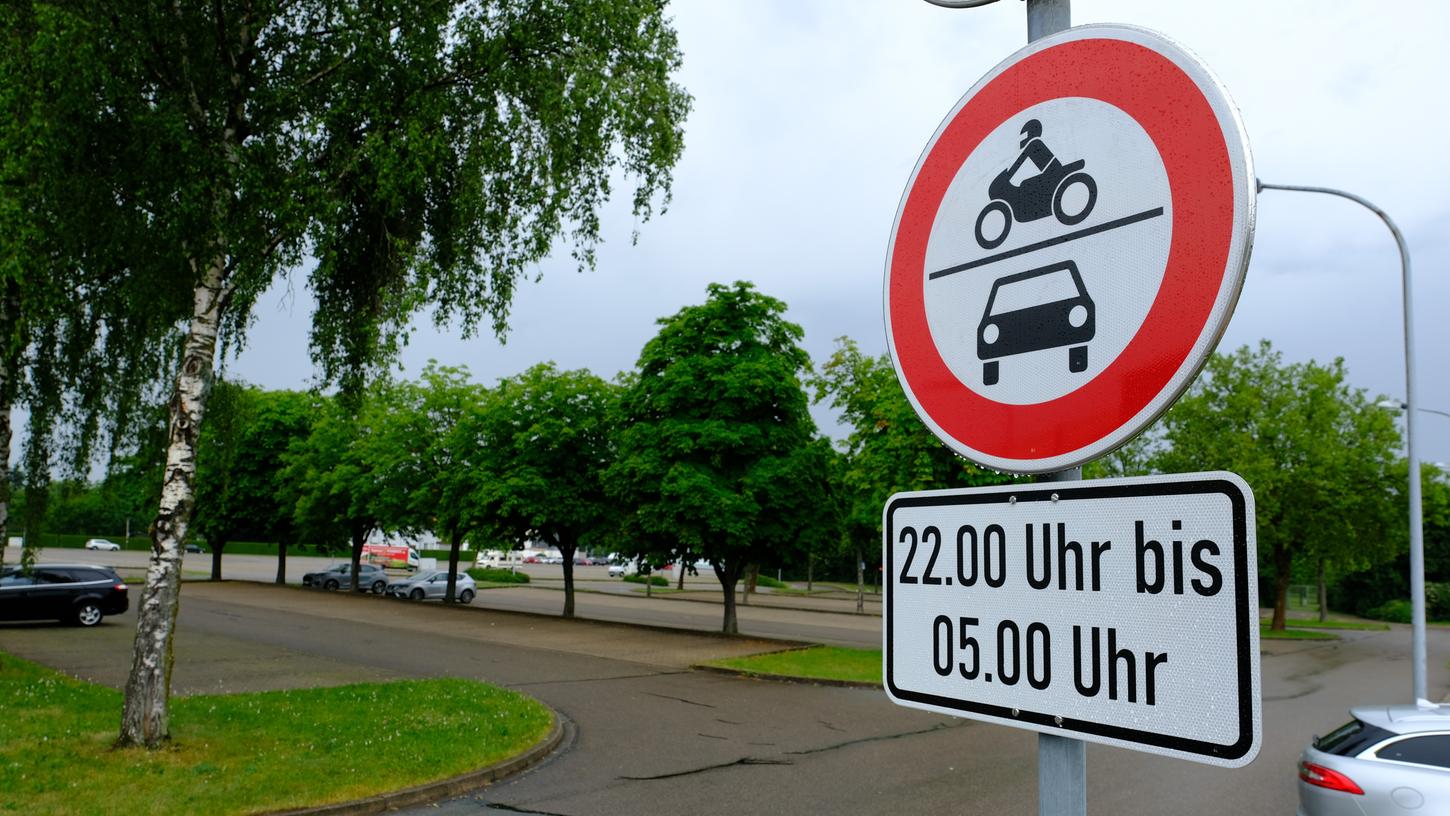 Der Parkplatz an der Wiesenstraße und der benachbarte Kirchweihplatz sind jetzt nachts zum Befahren und Parken gesperrt. Mit dieser Maßnahme hoffen Stadt und Polizei der Autoposer-Szene klarmachen zu können, dass sie hier unerwünscht ist.