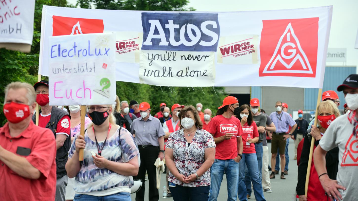 Rund 200 Beschäftigte protestierten in Fürth für den Erhalt ihrer Arbeitsplätze.