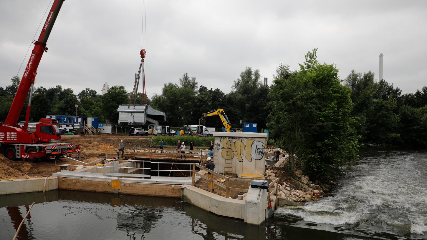 So sah es hier noch vor wenigen Wochen aus: Ein riesiger Kran musste die jeweils mehr als fünf Tonnen schweren Module der Rampenkonstruktion in den Wellenkanal hieven. Inzwischen testen bereits erste Surfer die stehende Welle am Fuchsloch.