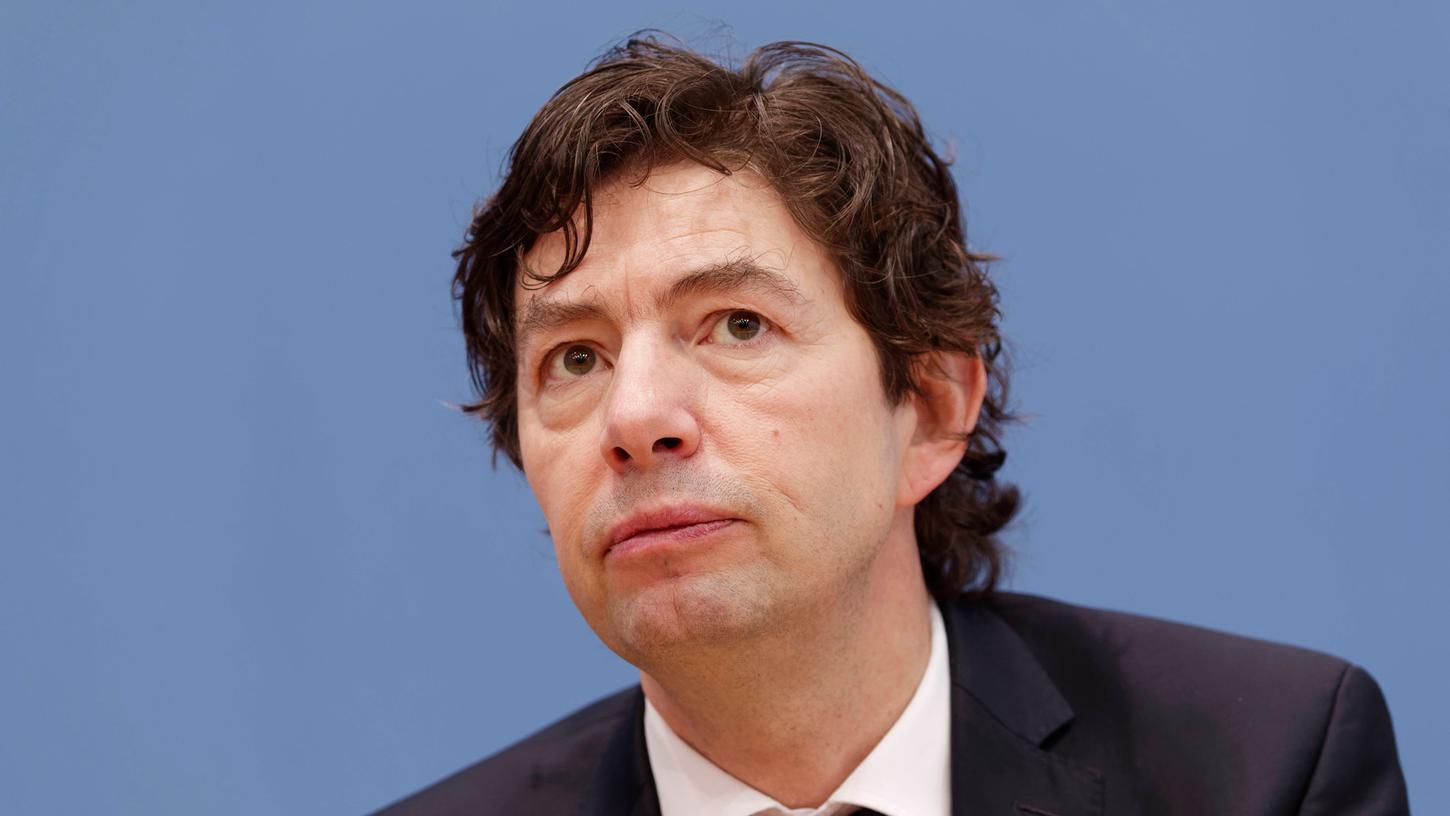 Der Virologe Christian Drosten erwartet spätestens im Herbst wieder steigende Inzidenzen - und betont die Wichtigkeit, schnell zu impfen.
Der Virologe Christian Drosten erwartet spätestens im Herbst wieder steigende Inzidenzen - und betont die Wichtigkeit, schnell zu impfen.