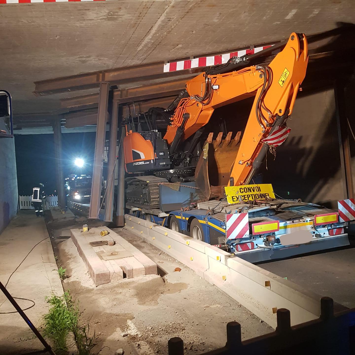 Laster kollidiert mit Brücke: A3 in Franken wieder befahrbar
