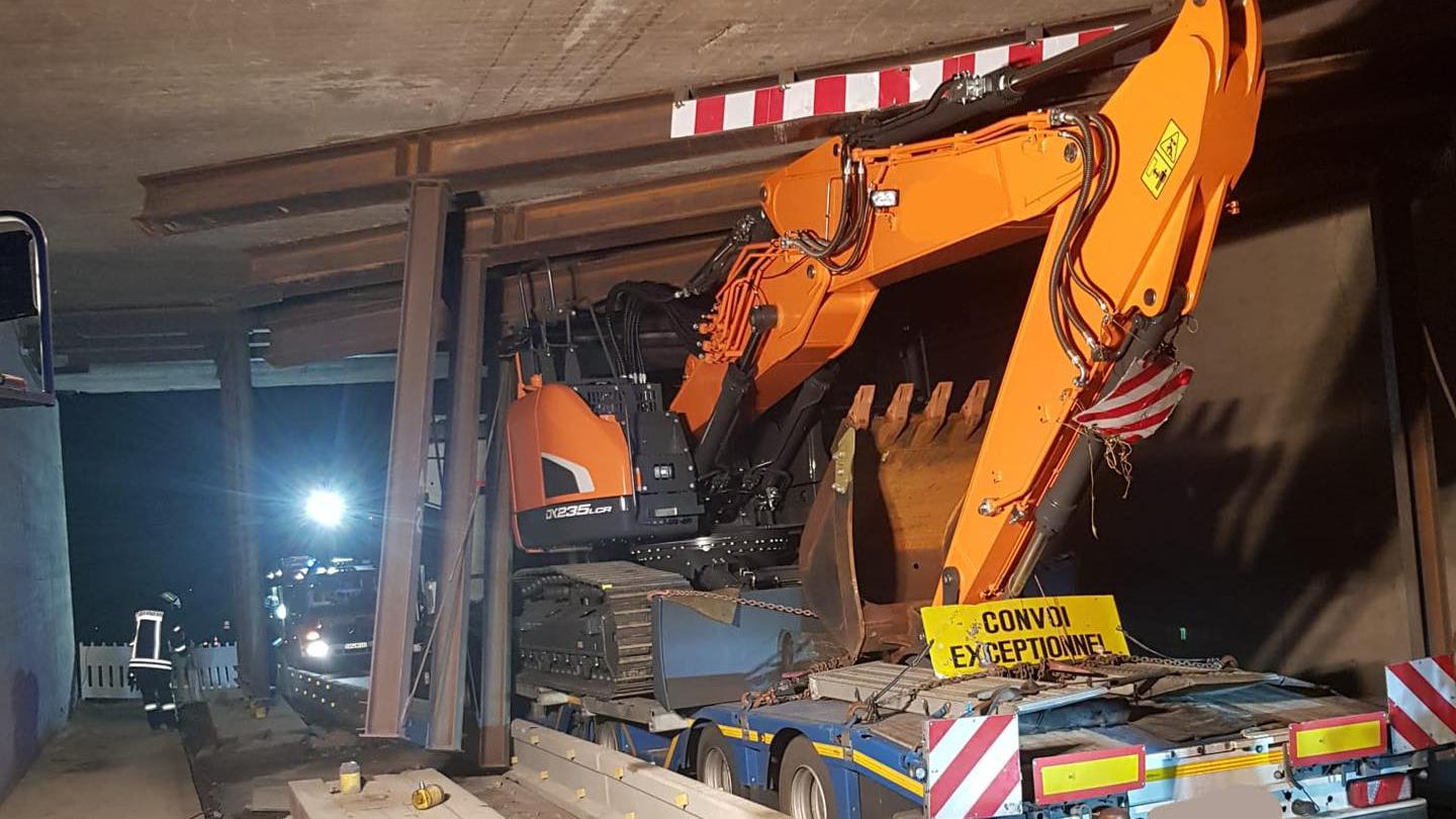 Die Brücke musste nach dem Unfall abgesichert werden. Die Brücke musste nach dem Unfall abgesichert werden.